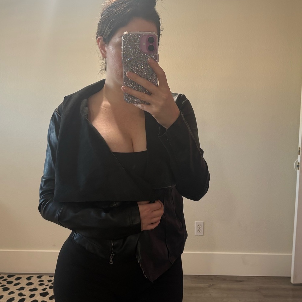 Express Women's Black Leather Jacket - Picture 4 of 7